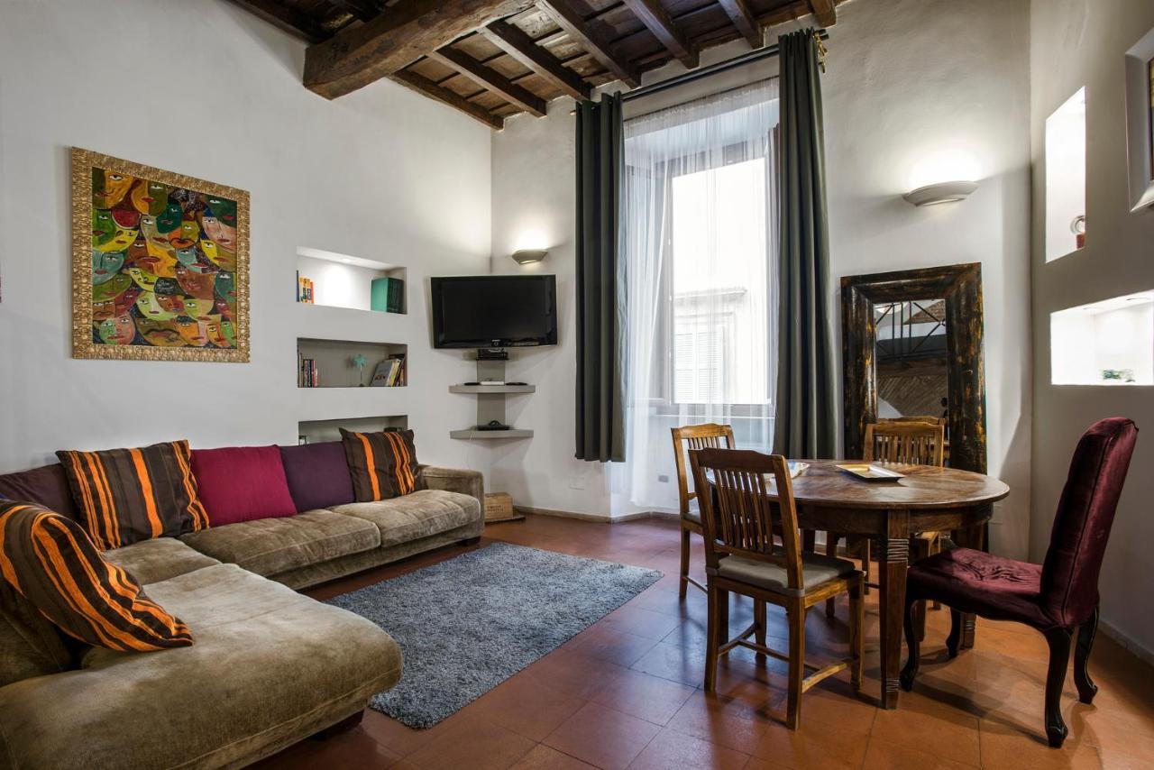 Charming Pantheon In The Heart Of Rome